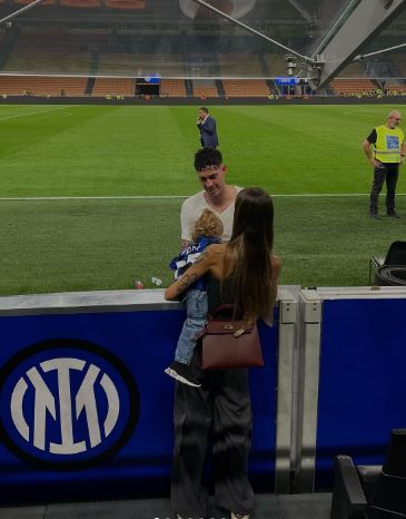 Camilla Bresciani and her daughter in the stadium to support Alessandro Bastoni